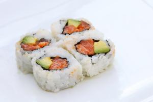 Spicy Salmon Sushi Roll 2 Rolls (16 Pieces)